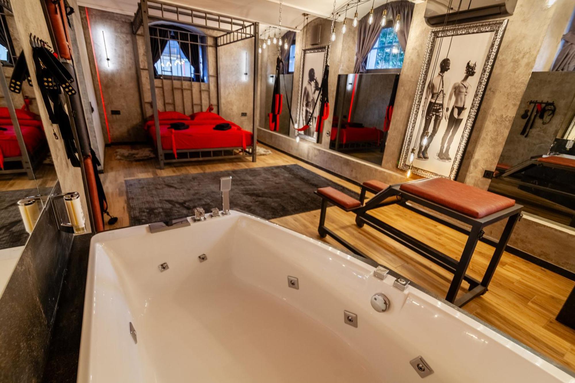 Royal Hot Jucuzzi Apartment Lviv Ngoại thất bức ảnh