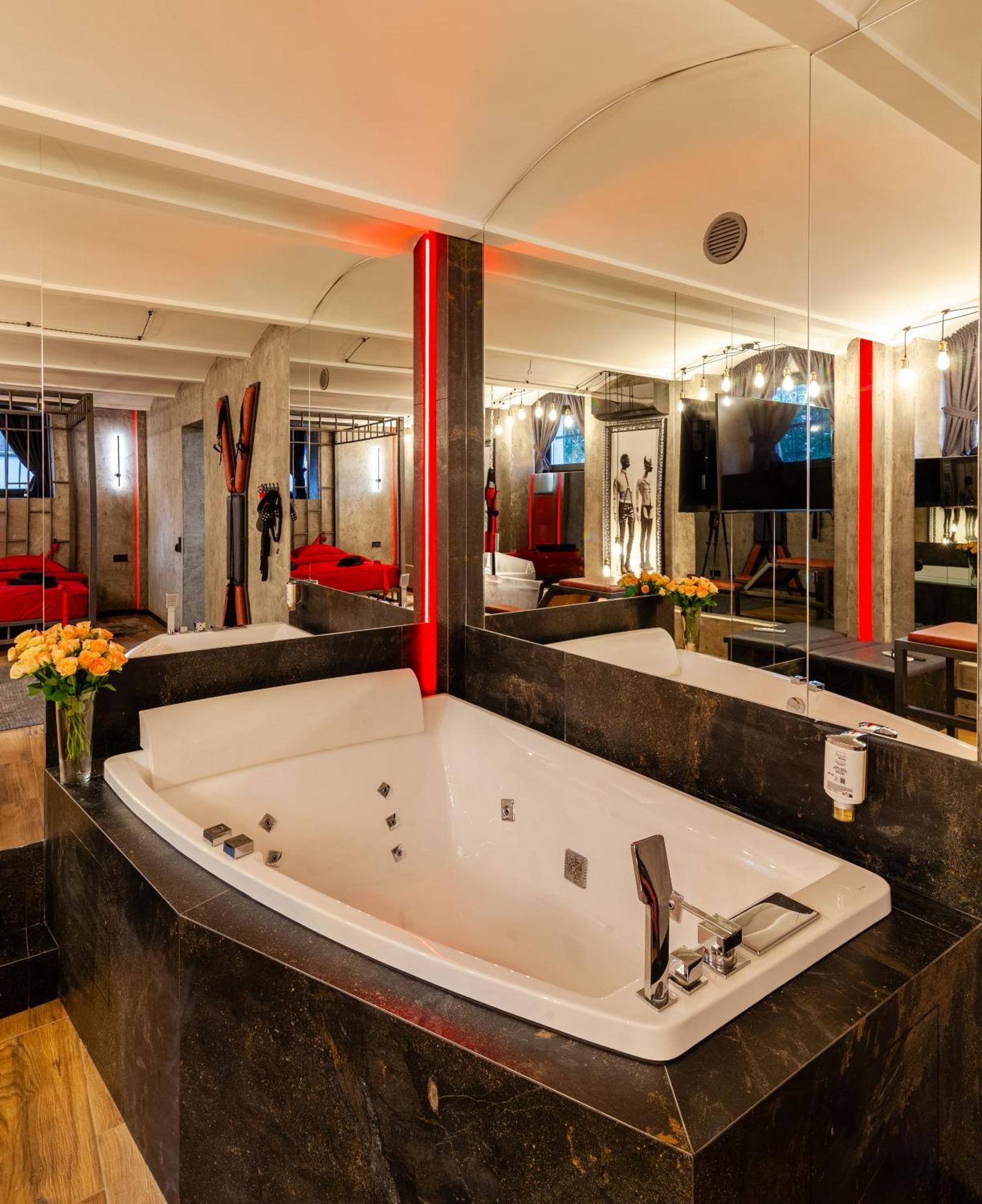 Royal Hot Jucuzzi Apartment Lviv Ngoại thất bức ảnh